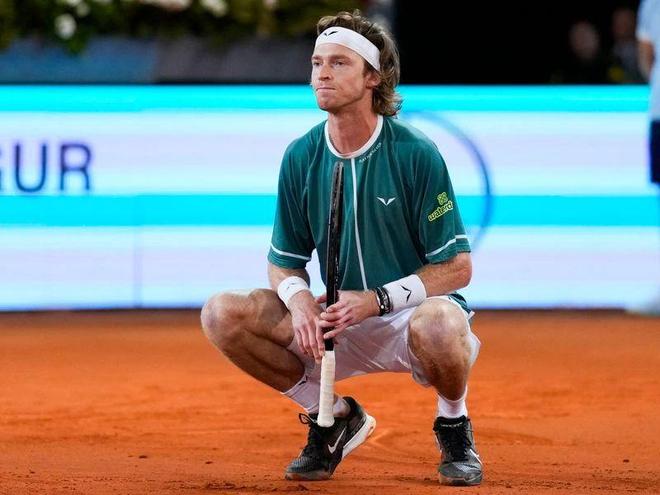 伟大见证伟大！库里生涯已经15次轰下50+ 詹姆斯生涯共14次.